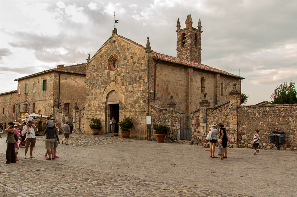 Monteriggioni - Piazza Roma Monteriggioni - Piazza Roma